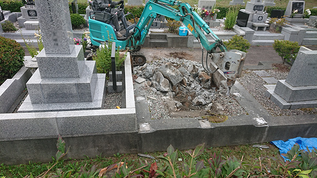 お墓撤去 墓じまいの工程「基礎コンクリートの解体」 – 札幌の石材店 帝北石材